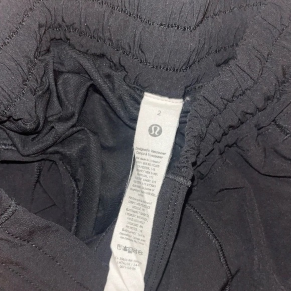 Lululemon Hotty Low-Rise lined shorts 2.5” - Picture 4 of 4